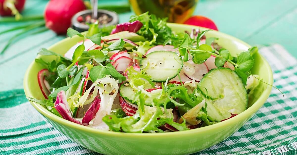 Весенние салаты из зелени: ТОП-5 простых и полезных рецептов